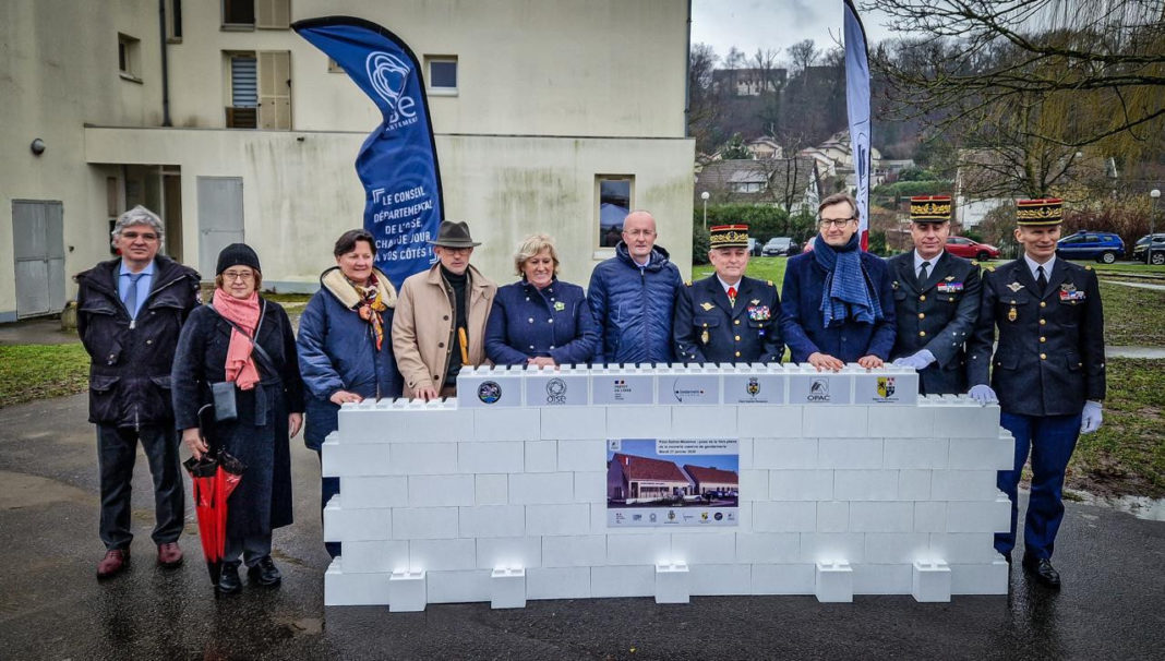 7a3d37c1afba-Pose-premiere-pierre-caserne-Pont-Sainte-Maxence